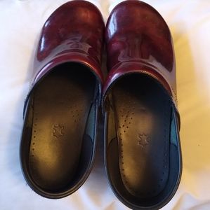 Dansko size 41 burgundy clogs
